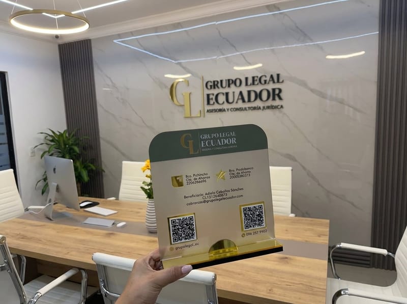 Hablador de acrílico con códigos QR sostenido en una oficina con el logotipo en la pared